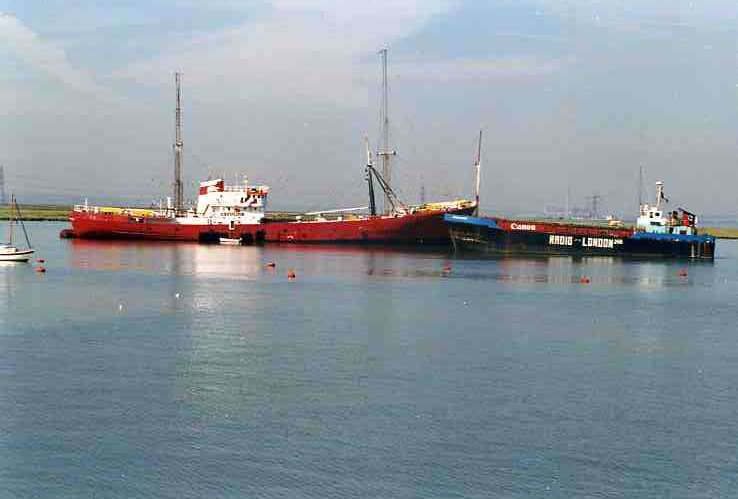 Yeoman picks up a buoy by Ross Revenge