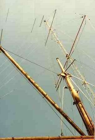 MV Communicator forward mast