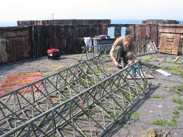 Antenna sections on gun platform